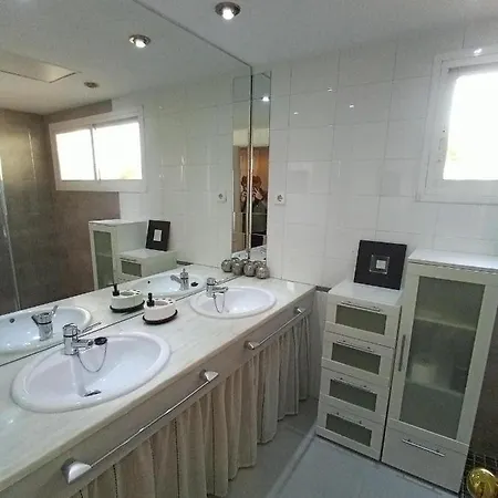 Cozy & Free Parking Apartment